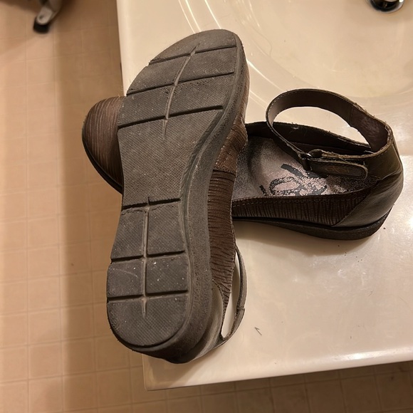 OTBT ankle strap shoes - Picture 2 of 3